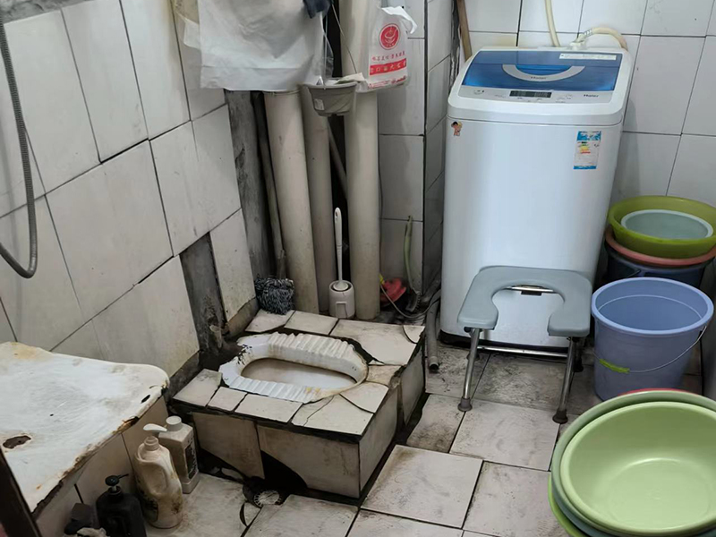  衛生間翻新改造要點：蹲便改馬桶沒有地漏怎么辦(圖1)